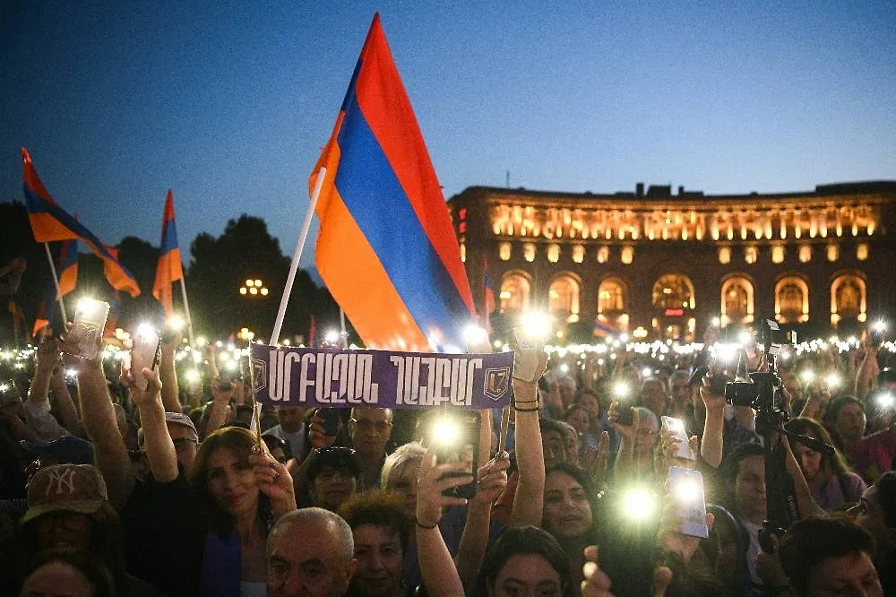 В Армении протестующие, которые требуют отставки премьер-министра Никола Пашиняна, начали разбивать палаточный городок. Фото © ТАСС / Александр Патрин