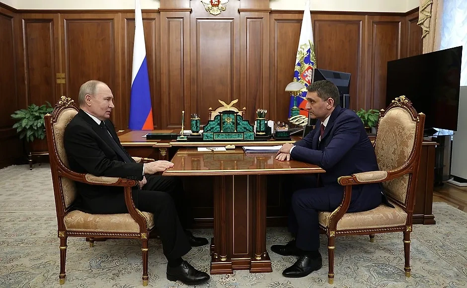Путин провёл встречу с гендиректором компании "Россети" Андреем Рюминым. Обложка © kremlin.ru