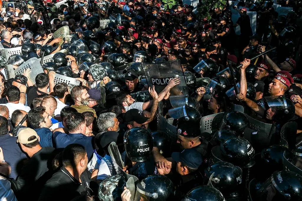 Протест в Ереване 12 июня. Обложка © ТАСС / Александр Патрин