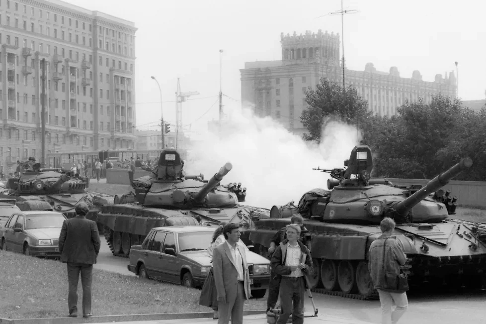 СССР. Москва. 19 августа 1991 г. Военная техника на Кутузовском проспекте. Фото © ТАСС / А. Бабушкин