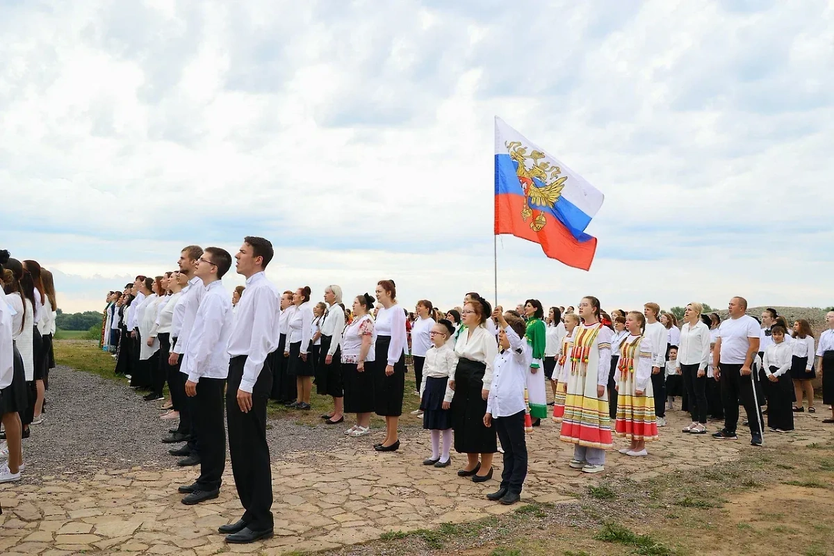 В Великом Новгороде 12 июня более 400 человек исполнили гимн России на Рюриковом городище. Обложка © Предоставлено Life.ru