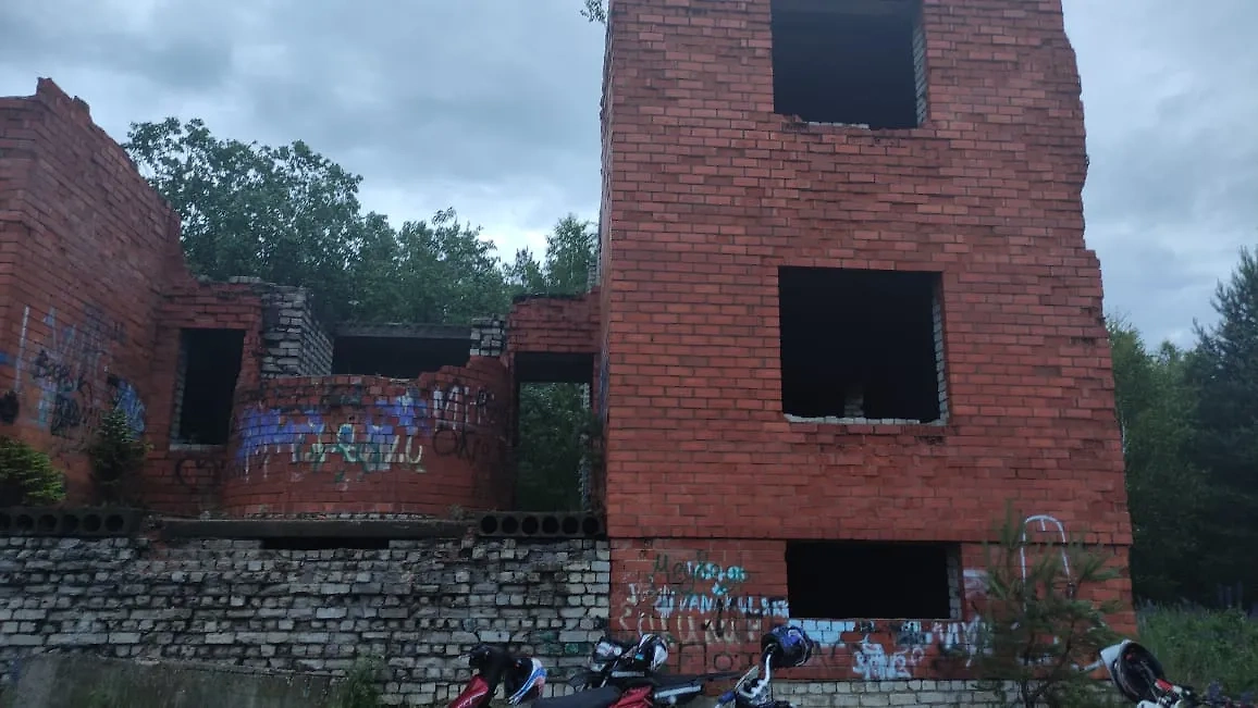 Заброшенное здание, в котором укрывались подростки от грозы. Обложка © Telegram / СУ СК России по Владимирской области