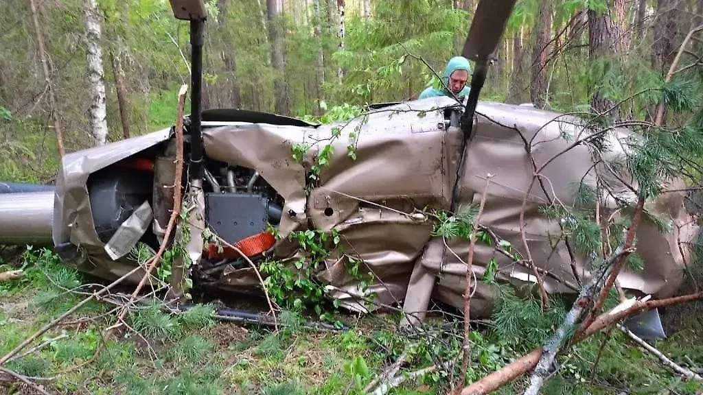 Место крушения вертолёта в посёлке Билимбай Свердловской области. Фото © Telegram / Уральская транспортная прокуратура