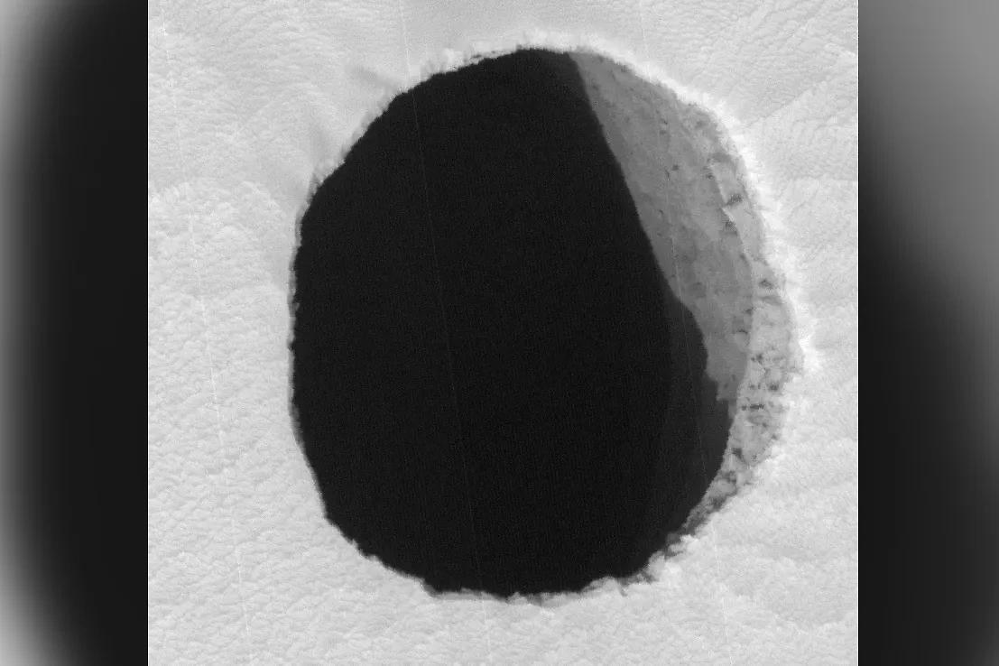 Отверстие возле Горы Арсия на Марсе. Фото © uahirise.org / NASA
