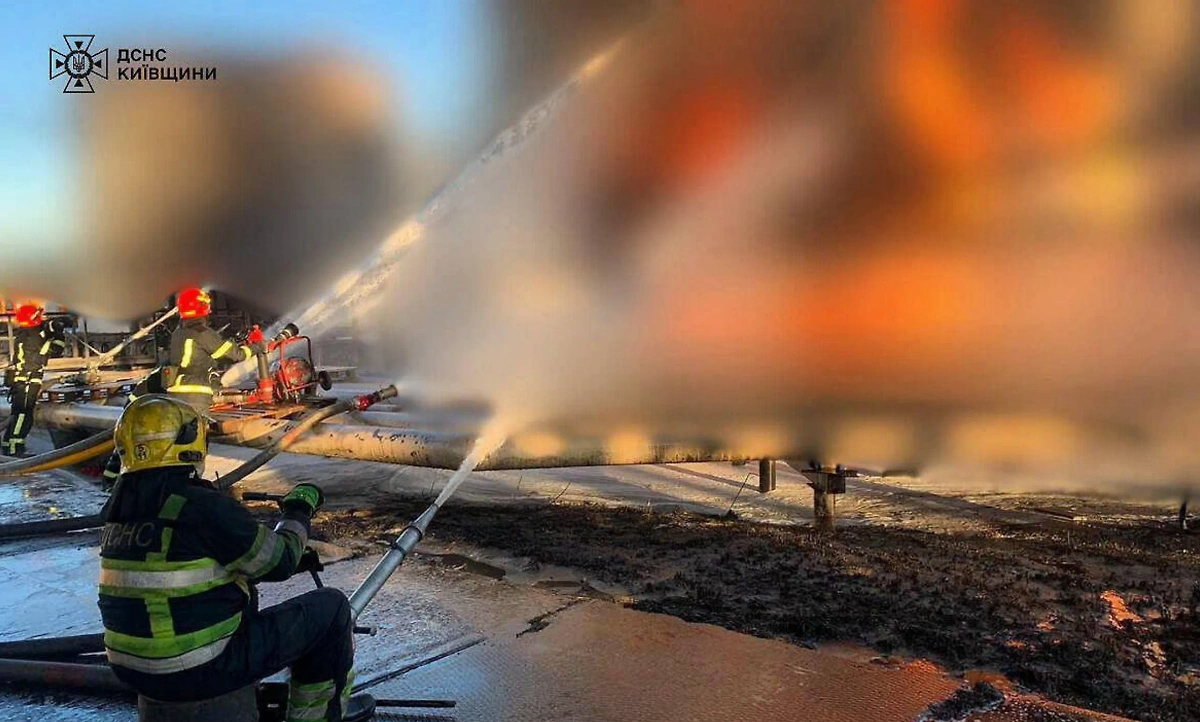 Фото с места пожара в Борисполе заблюрили почти целиком. Обложка © Управление МЧС по Киевской области 