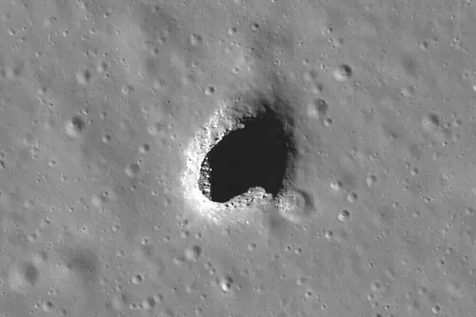 Отверстие в Море Мечты на Луне. Фото © Wikipedia / NASA