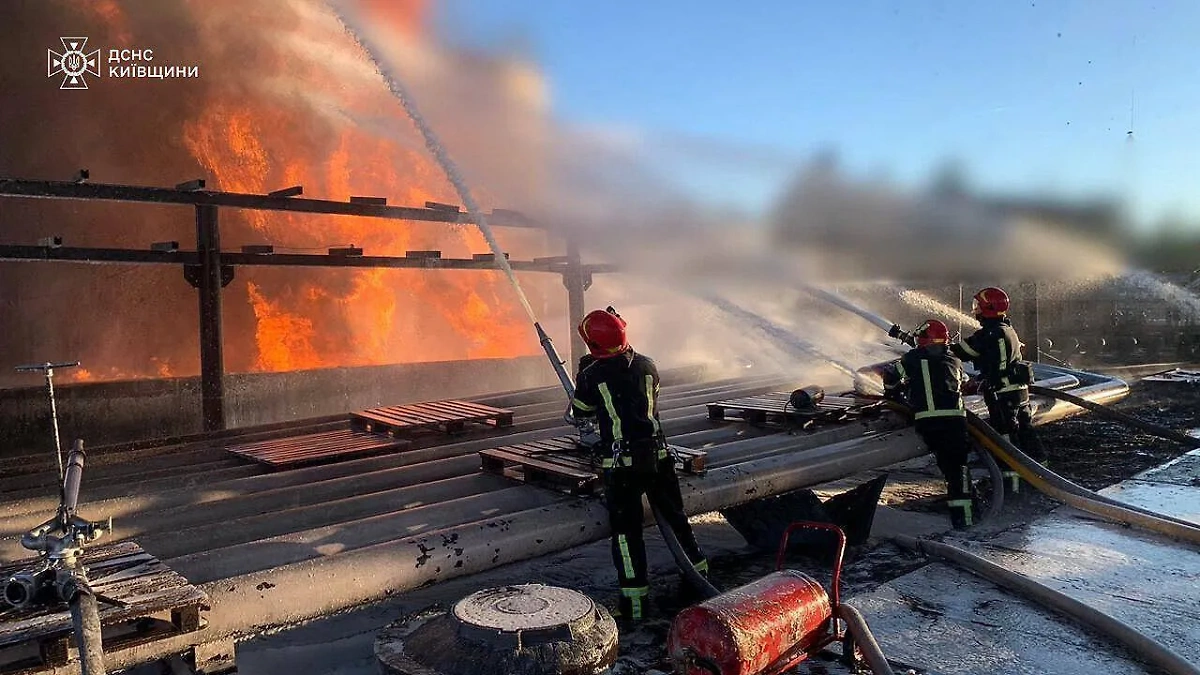 Киевские пожарные уже второй день не могут справиться с возгоранием, которое возникло после удара российскими ракетами по стратегическим объектам. Фото © Telegram / warhistoryalconafter