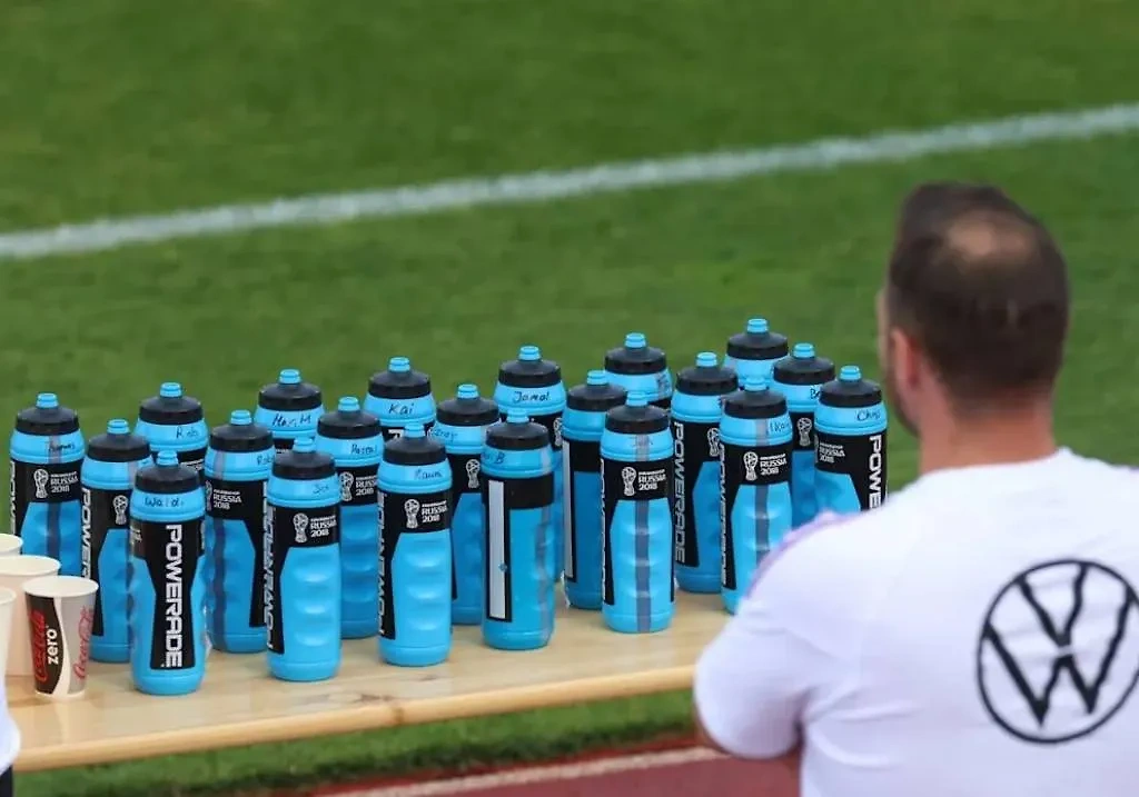 Бутылки, которые сборная Германии по футболу получила в России на ЧМ-2018 и использует до сих пор. Обложка © Telegram / Bild на русском