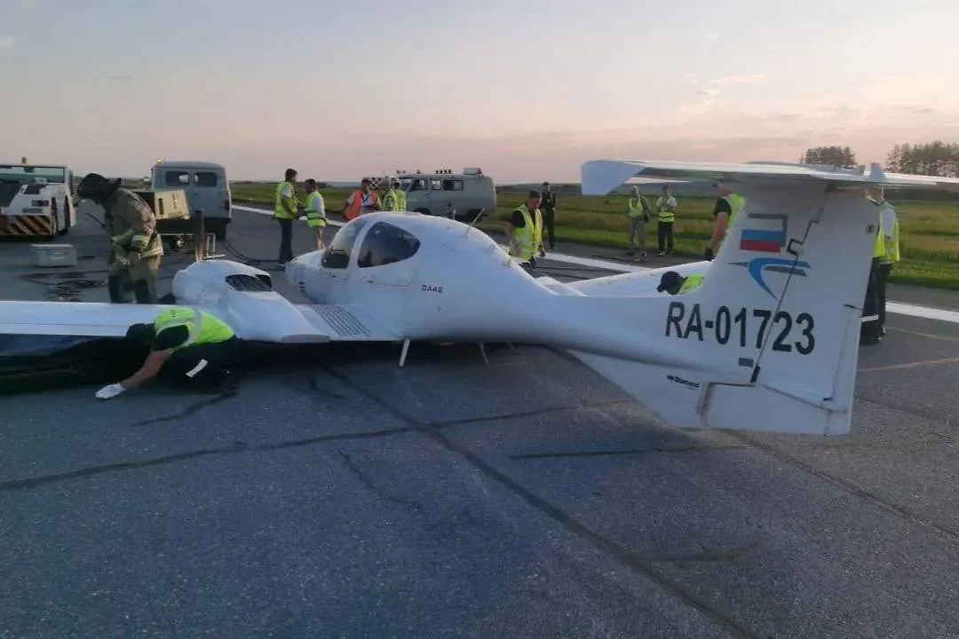 В Татарстане легкомоторный самолёт приземлился на "брюхо". Фото © Telegram / Приволжская транспортная прокуратура