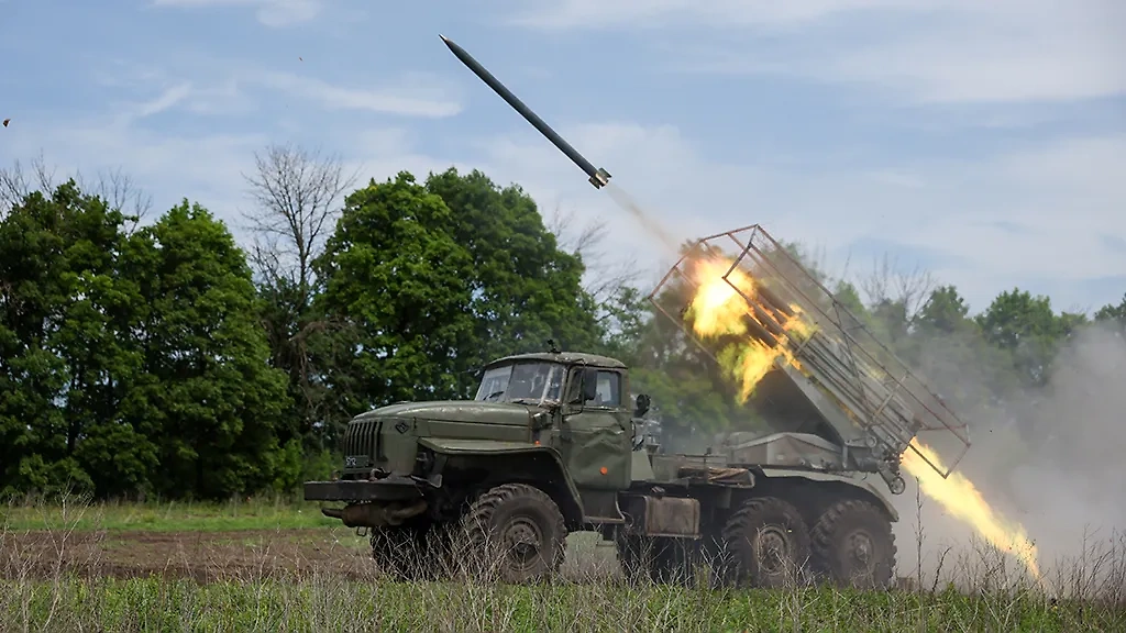 Боевая работа РСЗО БМ-21 "Град" мотострелковой бригады в зоне СВО. Обложка © ТАСС / Александр Река