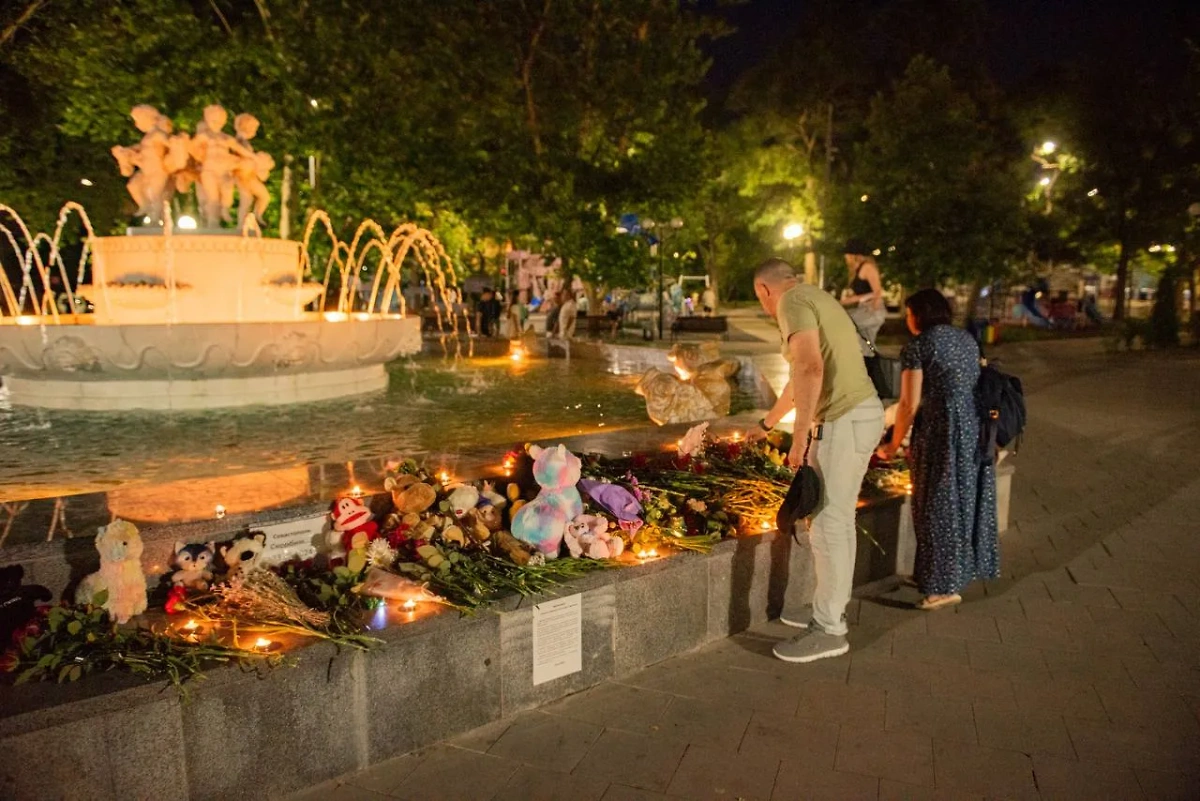 Жители Севастополя несут цветы к стихийным мемориалам, чтобы почтить память погибших при ударе ВСУ по пляжу 23 июня. Обложка © Telegram / РаZVожаев