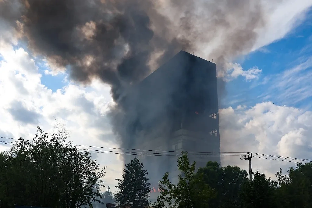 По данным базы СПАРК, в помещениях центра на Заводском проезде зарегистрированы ещё около 100 действующих компаний различного профиля. Фото © ТАСС / Сергей Савостьянов