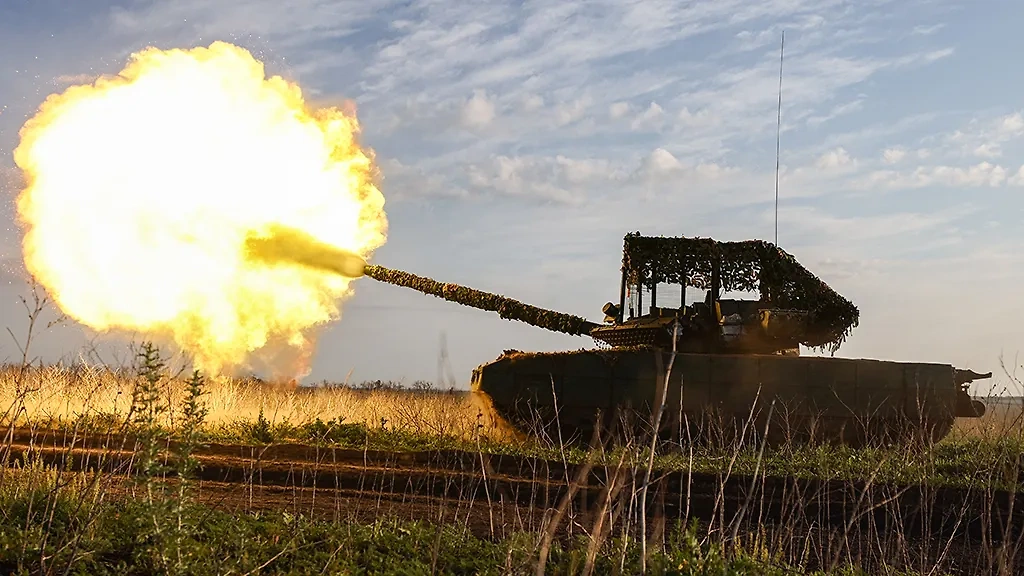 Боевая работа танка Т-80 БВМ в зоне специальной военной операции. Обложка © ТАСС / Александр Река
