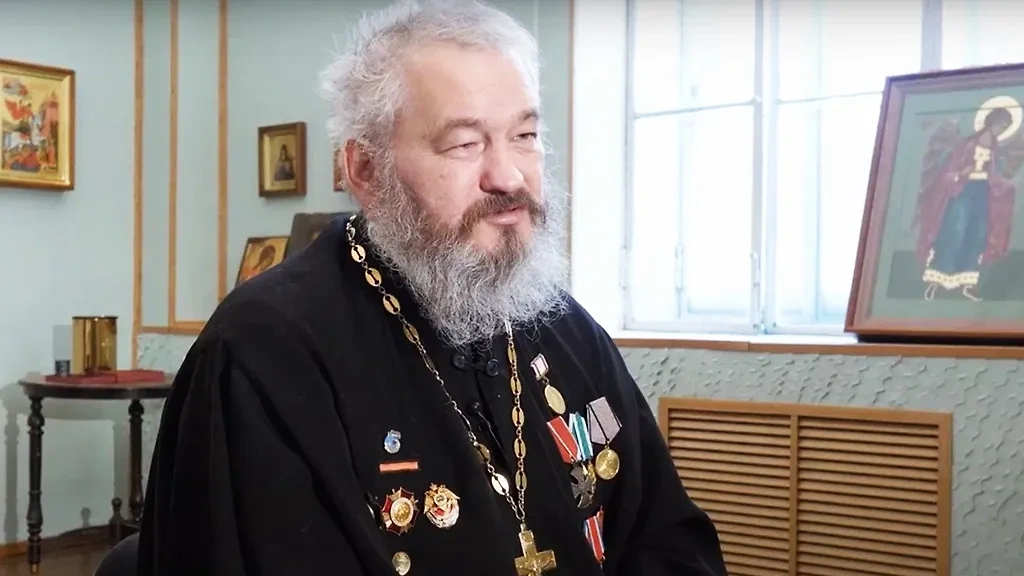 Отец Димитрий Василенков, которого называют главным священником СВО, сам был ранен ещё в ходе Чеченской кампании. Фото © Youtube / Священник Евгений Костылев
