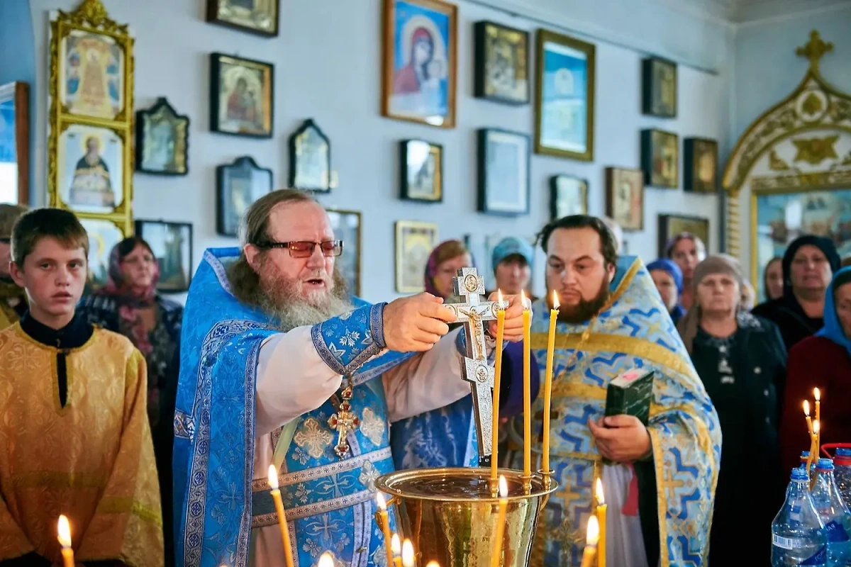 Русский священник сумел стать одним из символов Дербента, олицетворяющих мир между православием, иудаизмом и исламом. Фото © VK / Махачкалинская епархия РПЦ