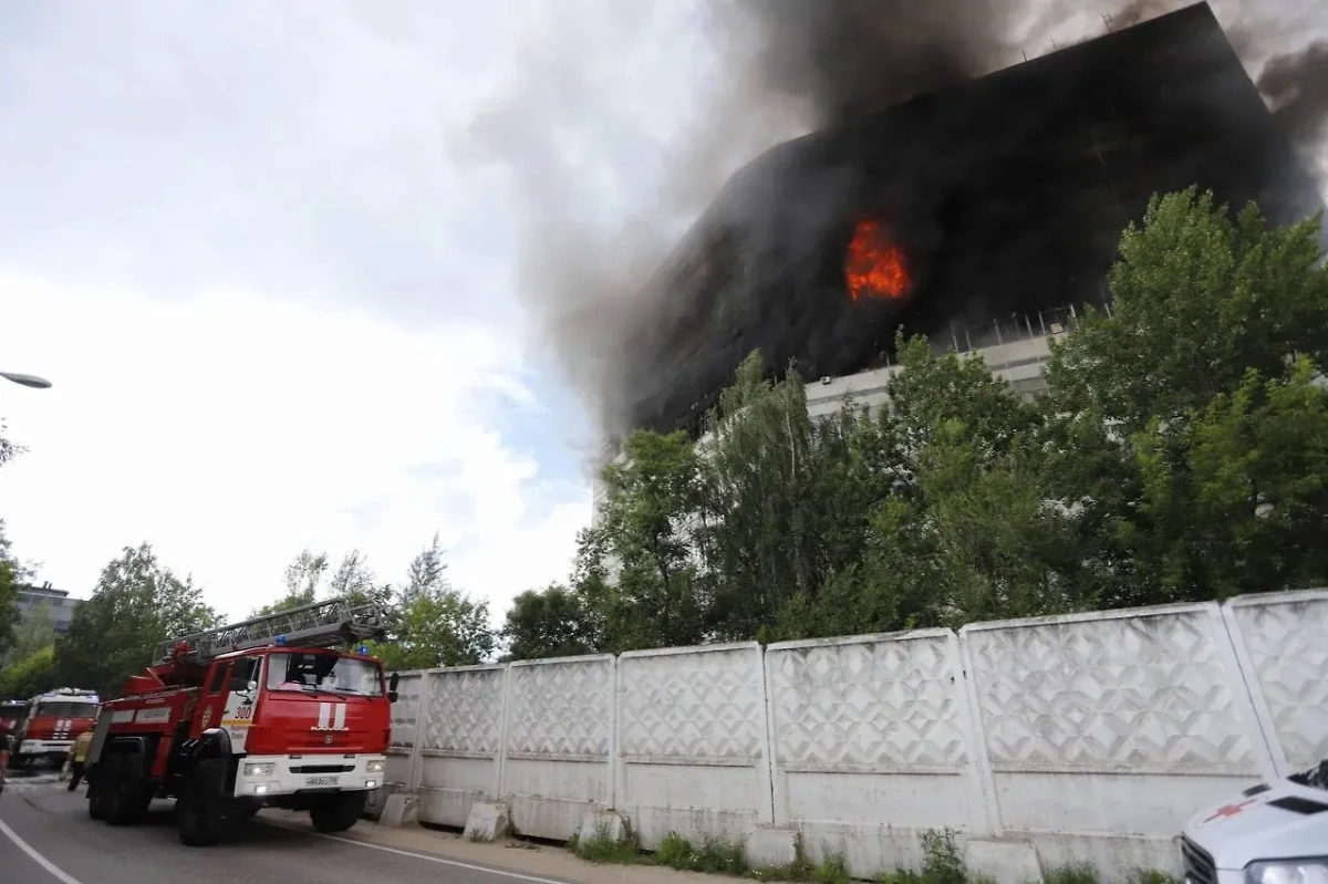 Спасатели приехали всего с одной 30-метровой лестницей, длины которой не хватало, чтобы дотянуться до шестого и седьмого этажей. Фото © Telegram / vorobiev_live