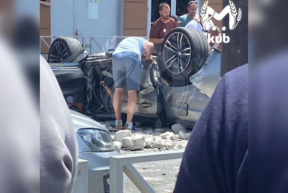 В Краснодаре с парковки в ТЦ "Галерея" рухнула машина, есть пострадавшие. Фото © Telegram / Kub Mash