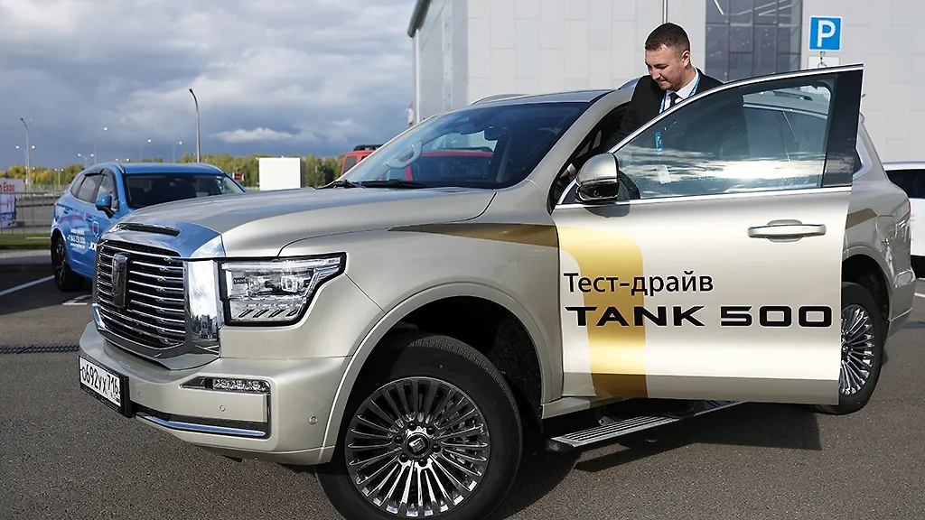 Старшая модель Tank 500 считается прямым конкурентом популярного в России джипа Toyota Land Cruiser. Фото © ТАСС / Егор Алеев