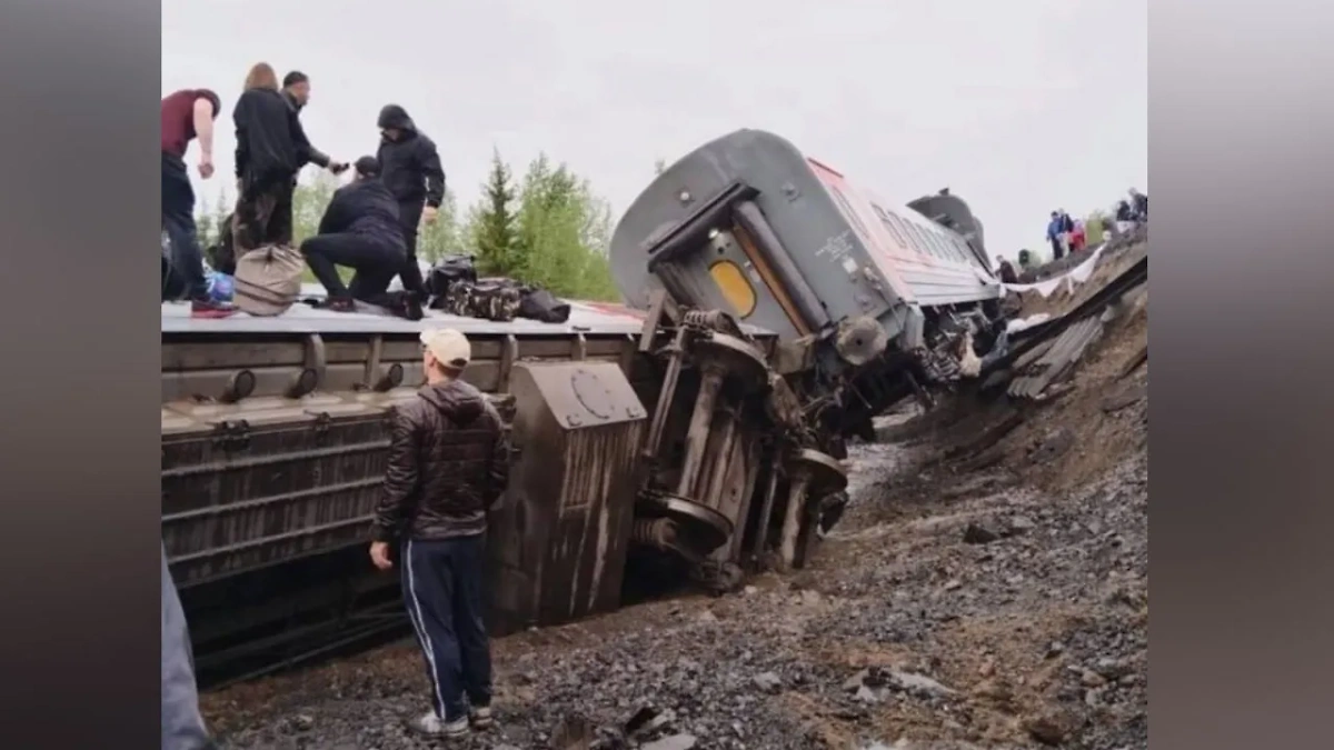 Тело мужчины обнаружено под вагоном опрокинувшегося поезда в Коми. Обложка © Life.ru