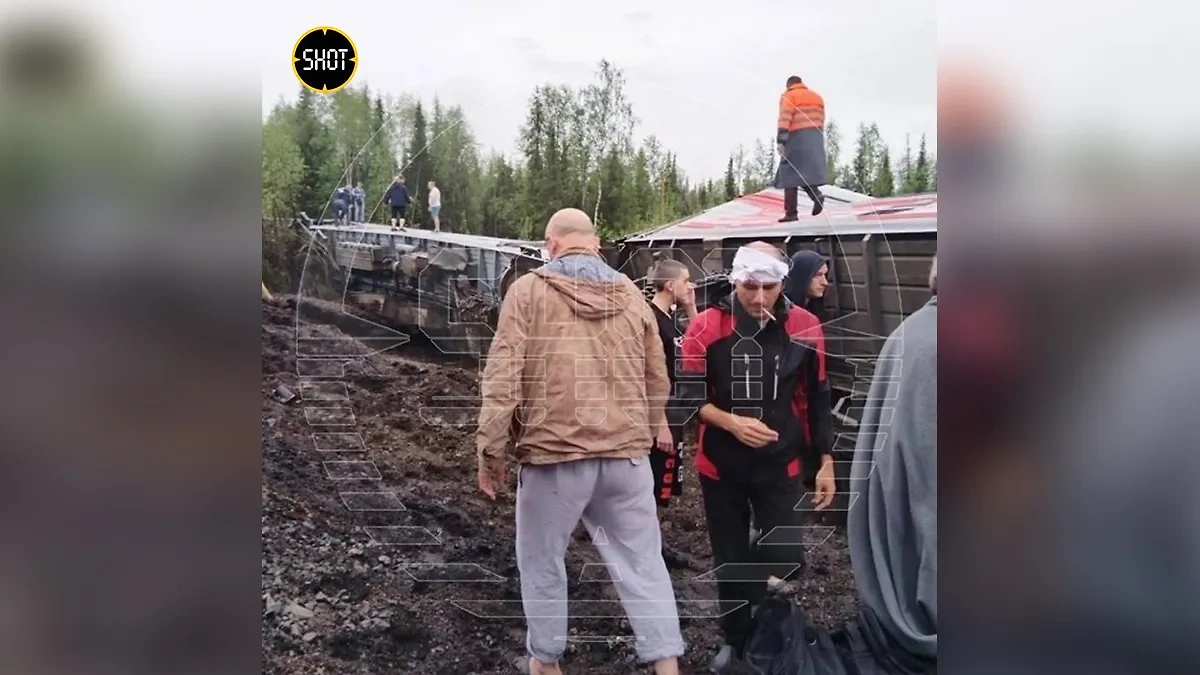 По предварительным данным, сход поезда с рельсов произошёл из-за размыва железнодорожной насыпи — в этом месте пути прогнулись над образовавшейся пустотой. Фото © Telegram / SHOT