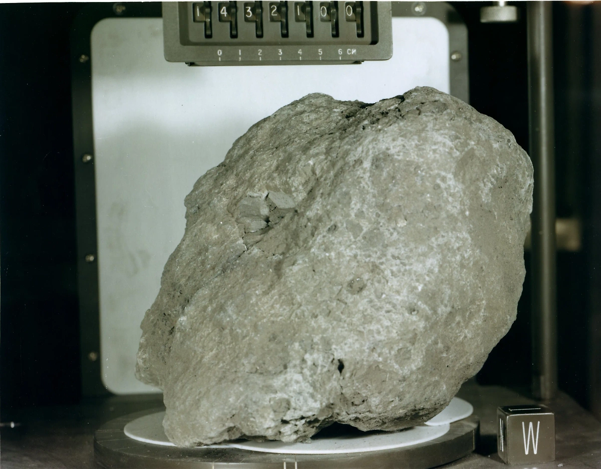 Лунный камень "Большая Берта", который оказался упавшим на Луну земным метеоритом. Фото © Wikipedia / NASA