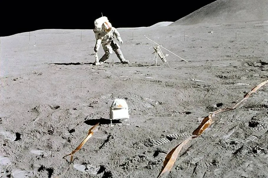Астронавт Дэвид Скотт бурит лунную поверхность. Фото © Wikipedia / NASA