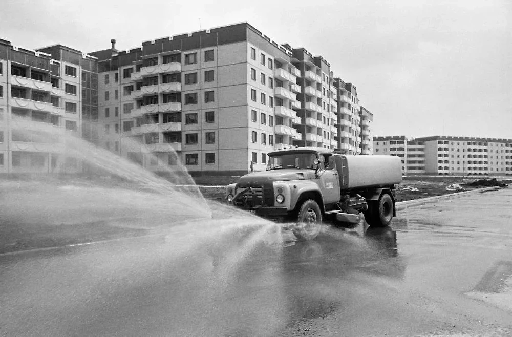 В СССР поливальные машины постоянно охлаждали раскалённый асфальт. Фото © ТАСС / Колесник Анатолий, Соловьев Валерий