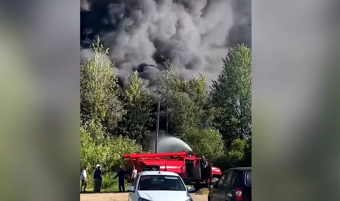 Пожар в городе Любиме. Обложка © Telegram / SHOT