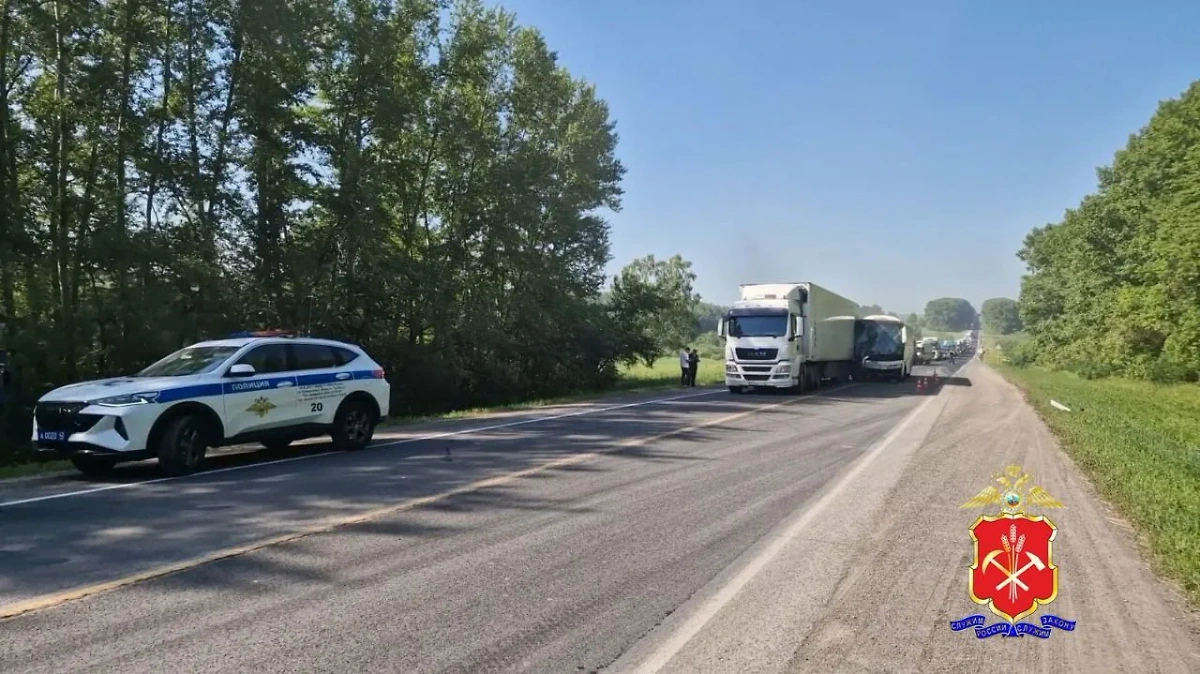 В Кузбассе произошло ДТП с участием грузовика и автобуса. Фото © Telegram / Полиция Кузбасса 