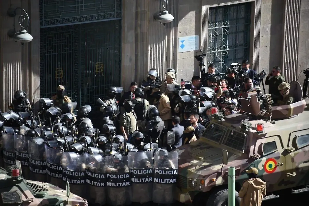 Полиция, военные и журналисты у Дворца правительства в столице Боливии 26 июня. Обложка © X / Kanthan2030