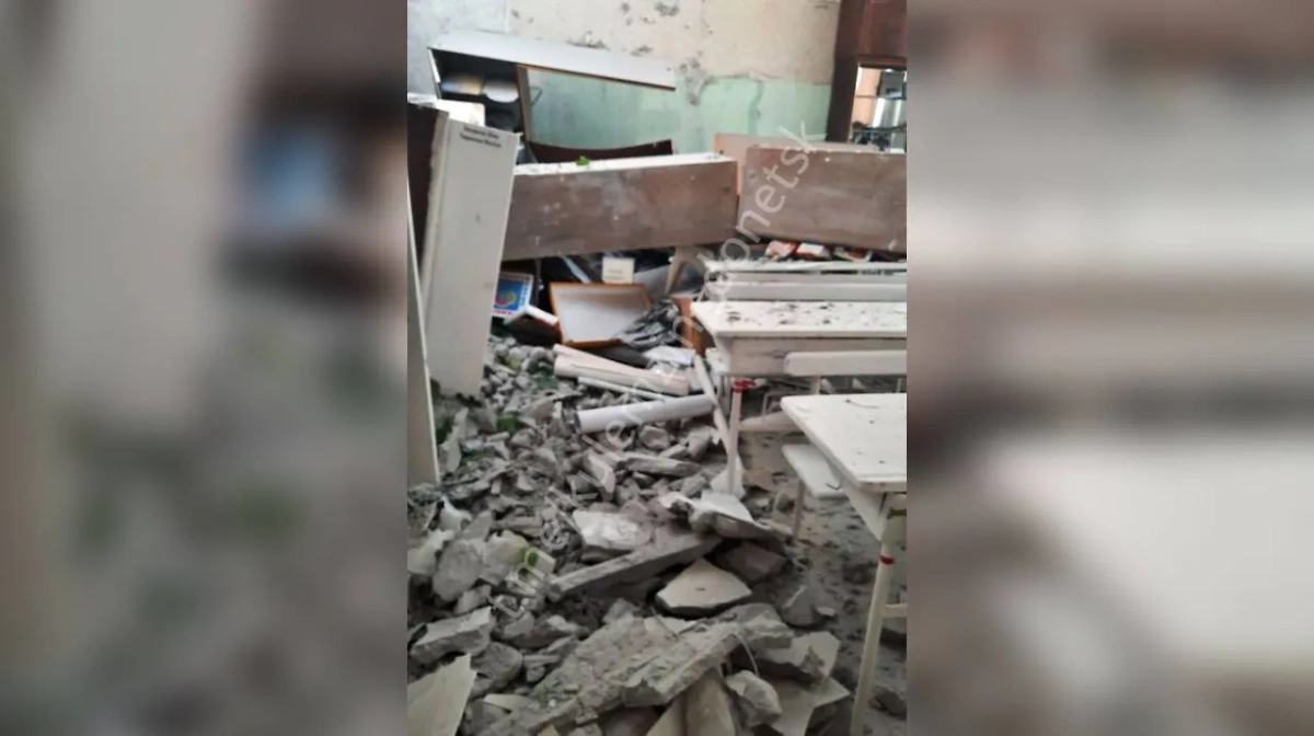 Разрушенный кабинет в школе Донецка. Фото © Telegram / Алексей КулемZин