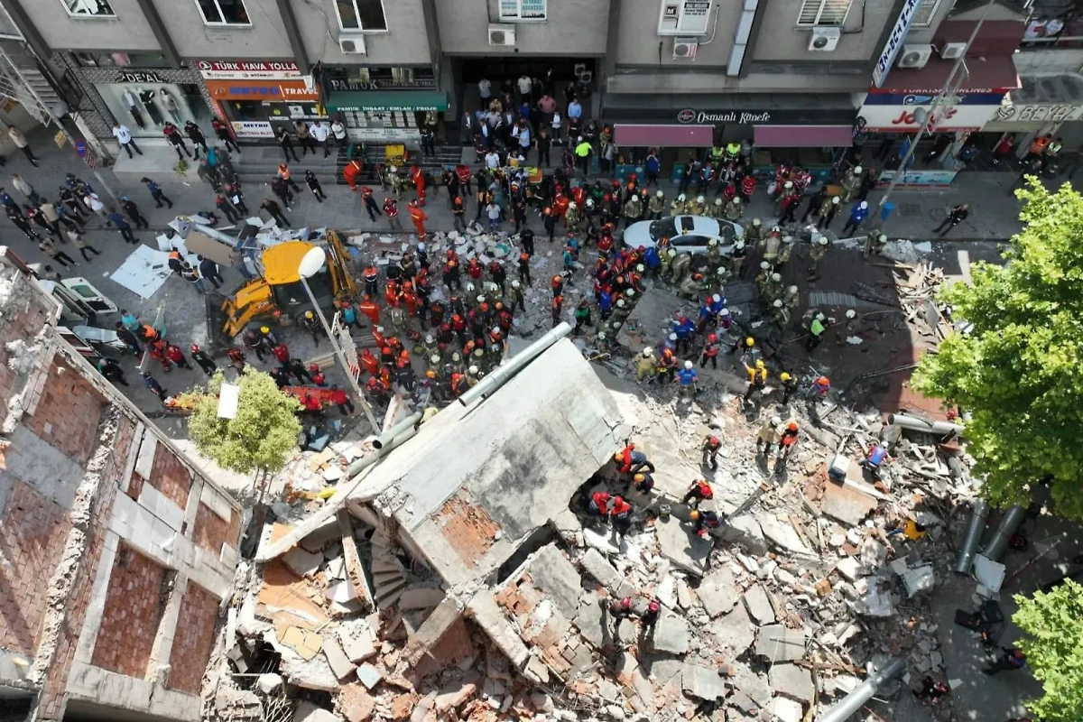 Последствия обрушения жилого дома в Стамбуле. Обложка © X / nimetozdemiriyi
