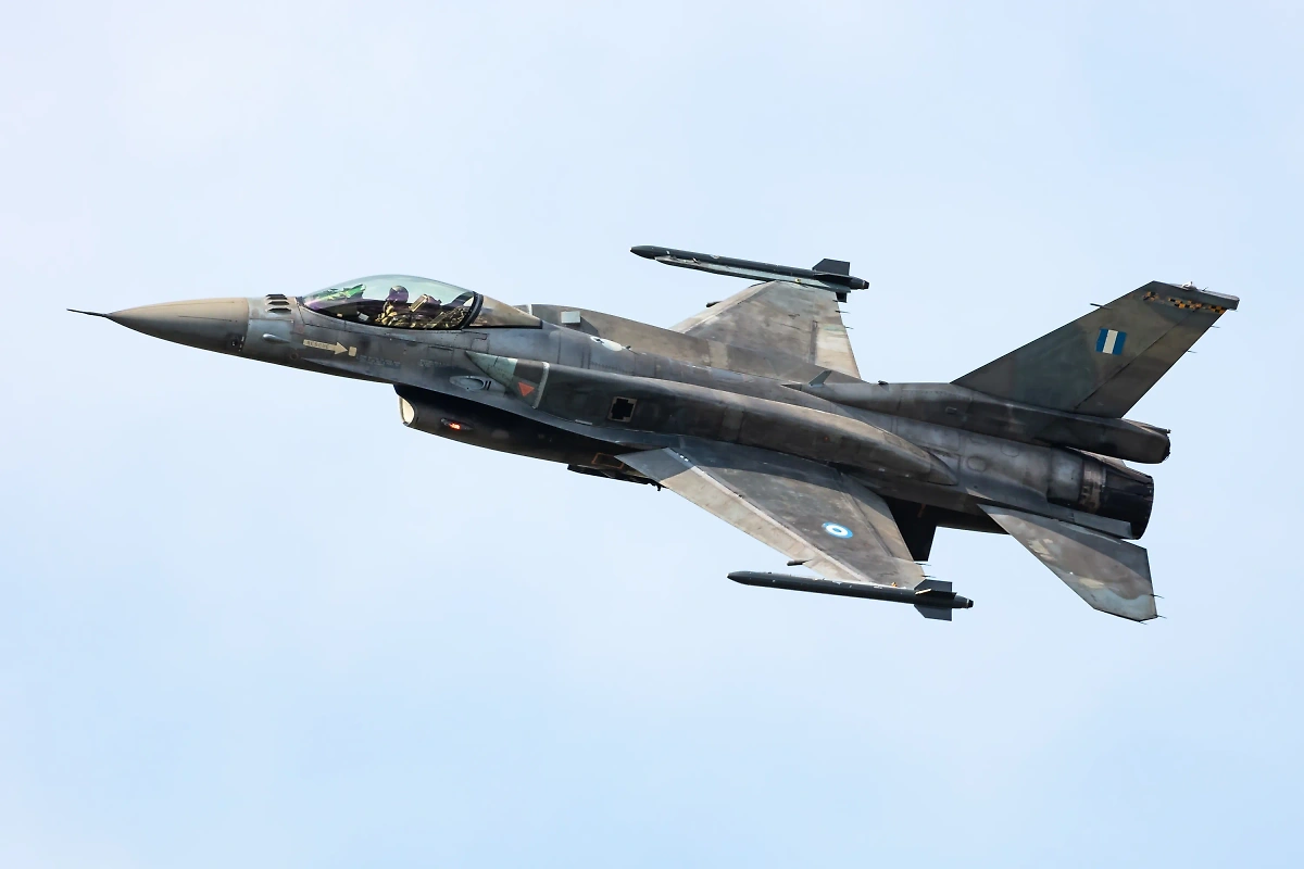 Истребитель F-16 ВВС Греции. Обложка © Shutterstock / FOTODOM / Soos Jozsef
