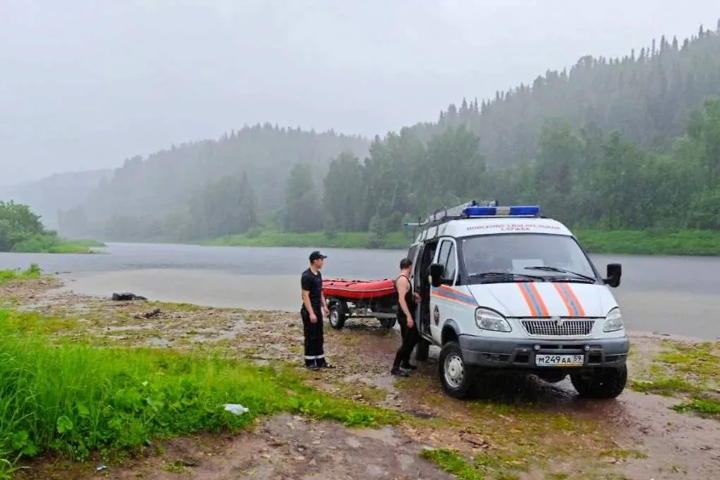 Кадр с реки, где утонул сбежавший из детского лагеря подросток. Обложка © Telegram / МЧС России