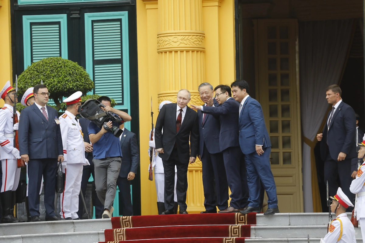 Владимир Путин во время визита во Вьетнам. Фото © Life.ru / Андрей Тишин