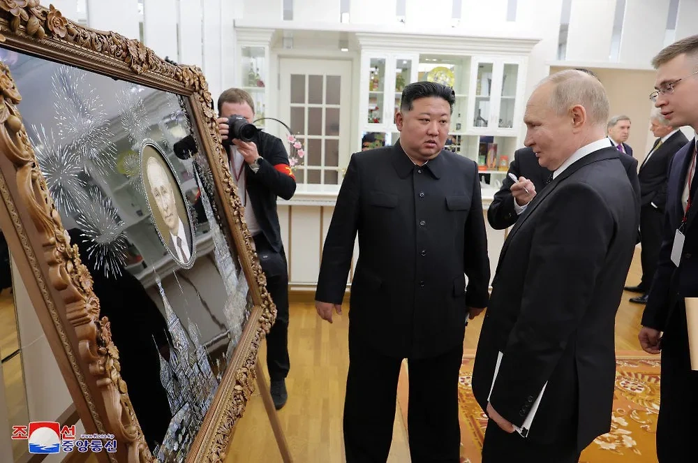 Ким Чен Ын и Владимир Путин обмениваются подарками. Фото © ЦТАК