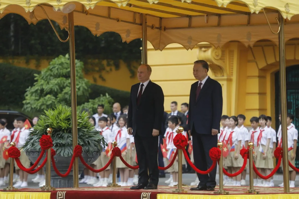 Президент РФ Владимир Путин и лидер Вьетнама То Лам. Обложка © Life.ru / Андрей Тишин