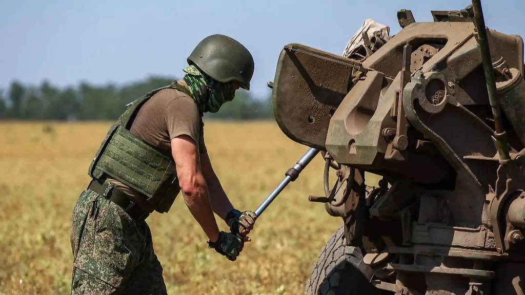 Военнослужащий во время тренировки расчёта 122-мм гаубицы Д-30. Фото © ТАСС / Алексей Коновалов