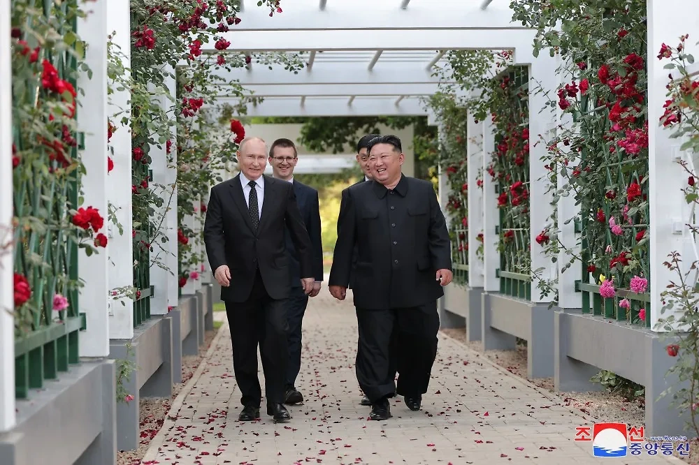 Ким Чен Ын и Владимир Путин гуляют по резиденции "Кымсусан". Фото © ЦТАК