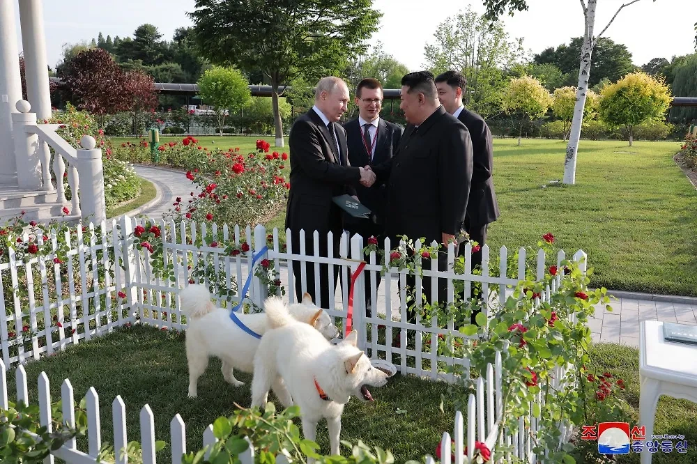 Ким Чен Ын и Владимир Путин гуляют по резиденции "Кымсусан". Фото © ЦТАК