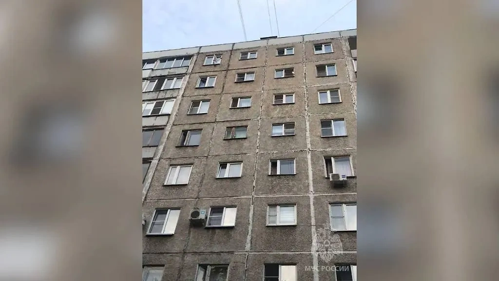 Дом, с восьмого этажа которого выпала девочка в Нижнем Новгороде. Фото © Telegram / МЧС России