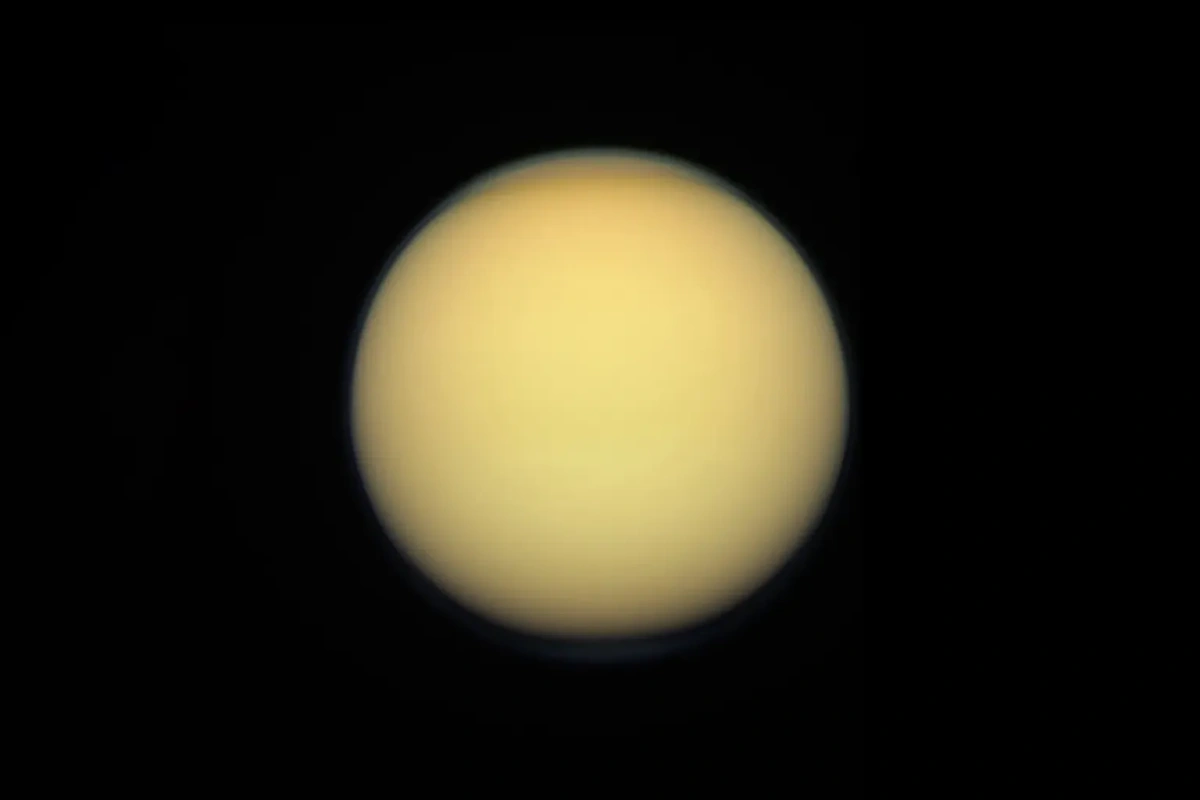 Спутник Сатурна Титан на снимках зонда Cassini. Фото © Flickr / Kevin Gill 