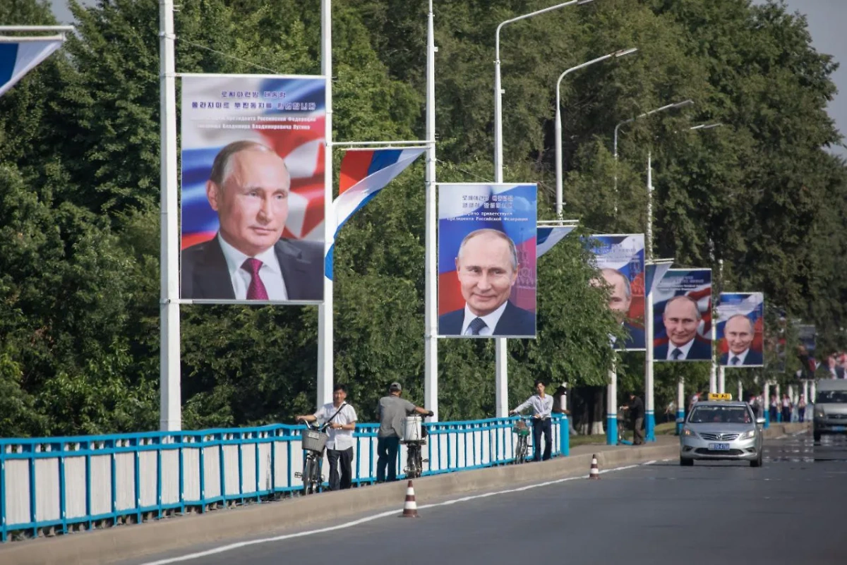Пхеньян во время визита Владимира Путина. Обложка © Life.ru / Андрей Тишин