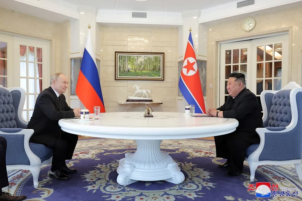 ЦТАК опубликовало фото бюста и портрета, которые Ким Чен Ын подарил Путину