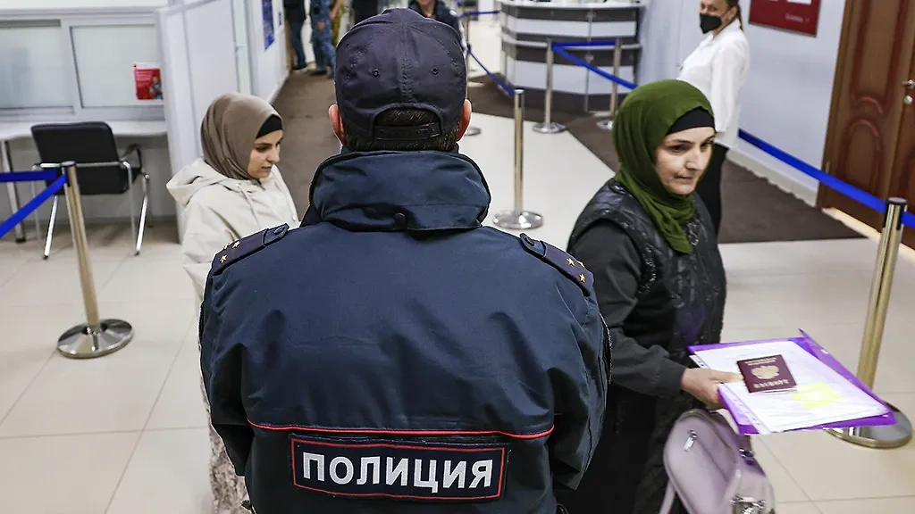 Какие ограничения могут ждать мигрантов в 2024 году. Обложка © ТАСС / Кирилл Кухмарь