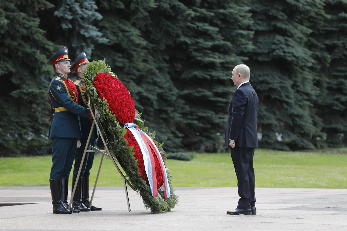 Путин возложил венок к Могиле Неизвестного Солдата. Обложка © Life.ru / Андрей Тишин