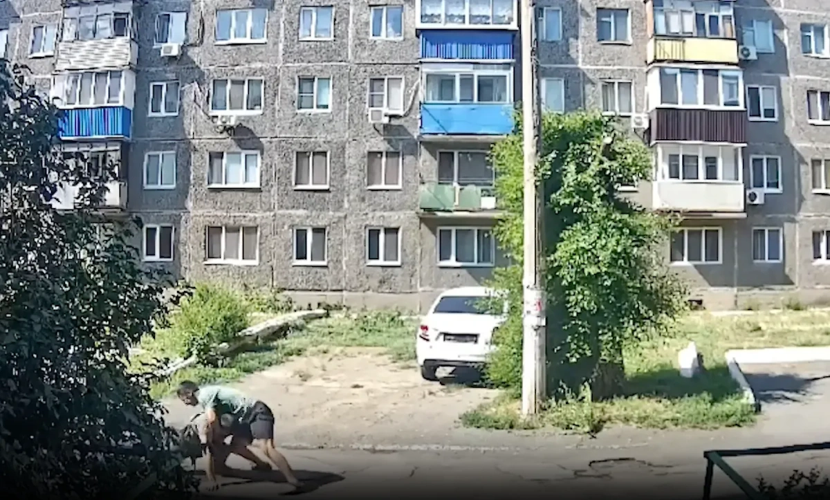 Мужчина отомстил бывшей девушке и её новому парню. Видео © VK / Только уличные драки