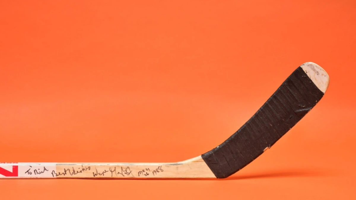 Клюшка Уэйна Гретцки с финала плей-офф НХЛ. Фото © Sotheby&#x27;s