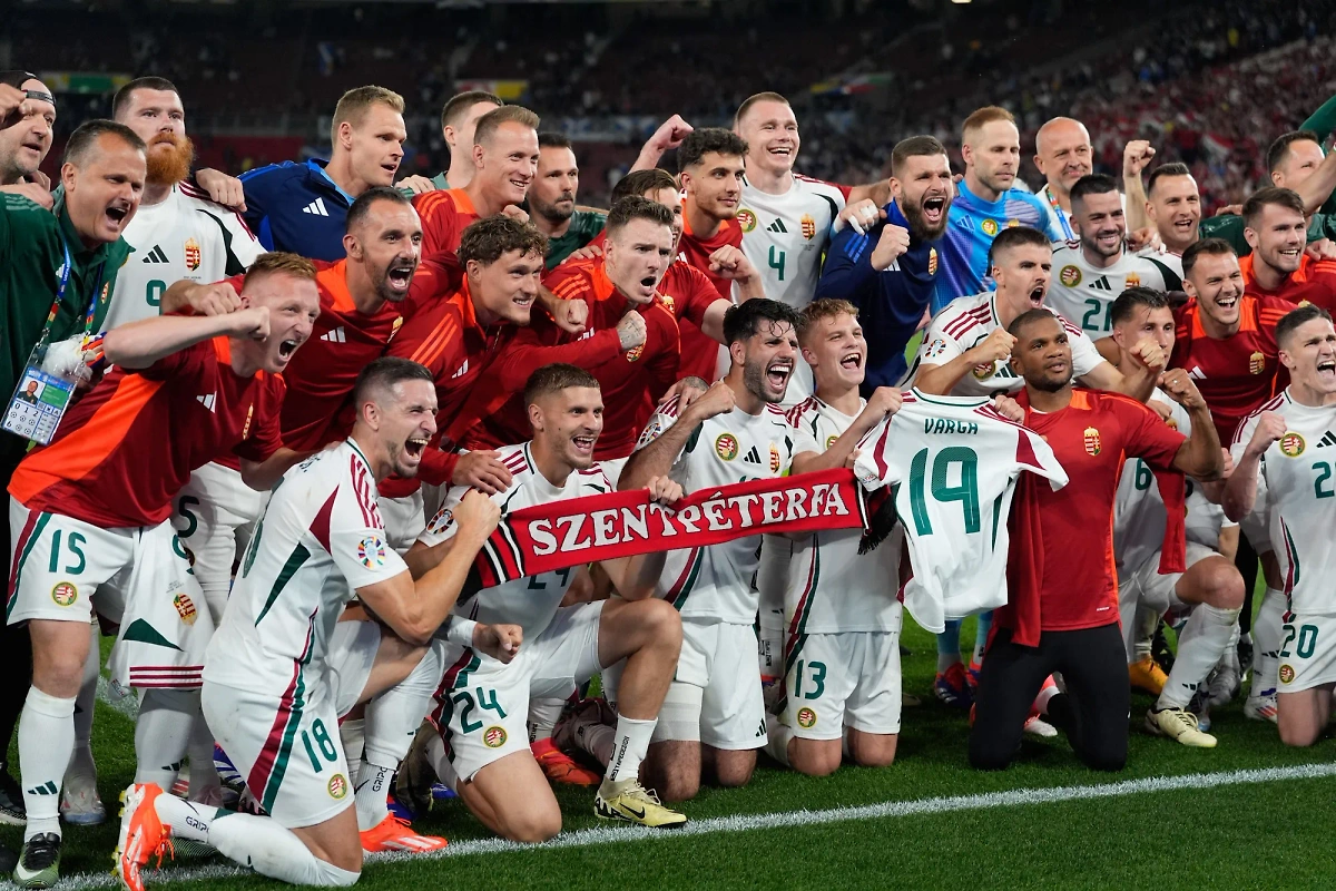Игроки сборной Венгрии поддержали Барнабаша Варгу после победы над Шотландией. Фото © X / MLSZ