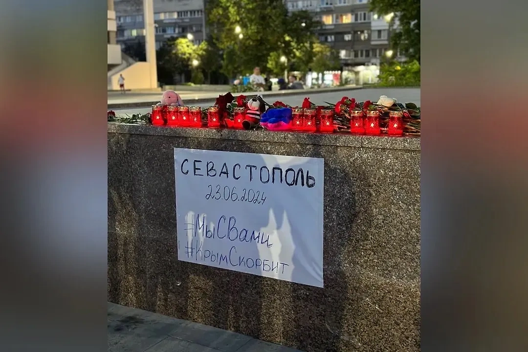 Во многих городах России появляются стихийные мемориалы в память о жертвах теракта в Севастополе. Обложка © VK / Крымское информационное агентство